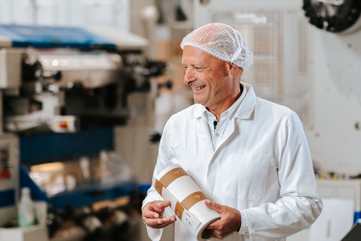 Bruno Geens, zaakvoerder van Baginco, met een rol bedrukt papier in de productie