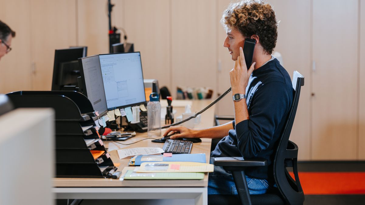 Collega van inside sales aan de telefoon op het kantoor van Baginco
