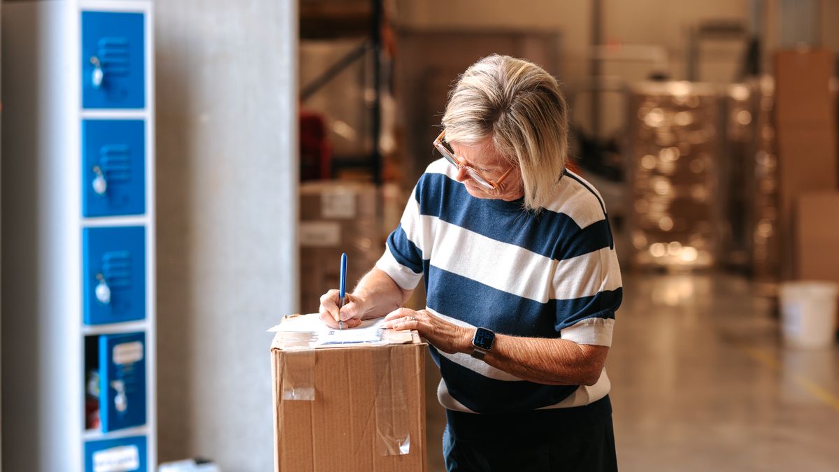 Collega noteert een order in het magazijn van Baginco